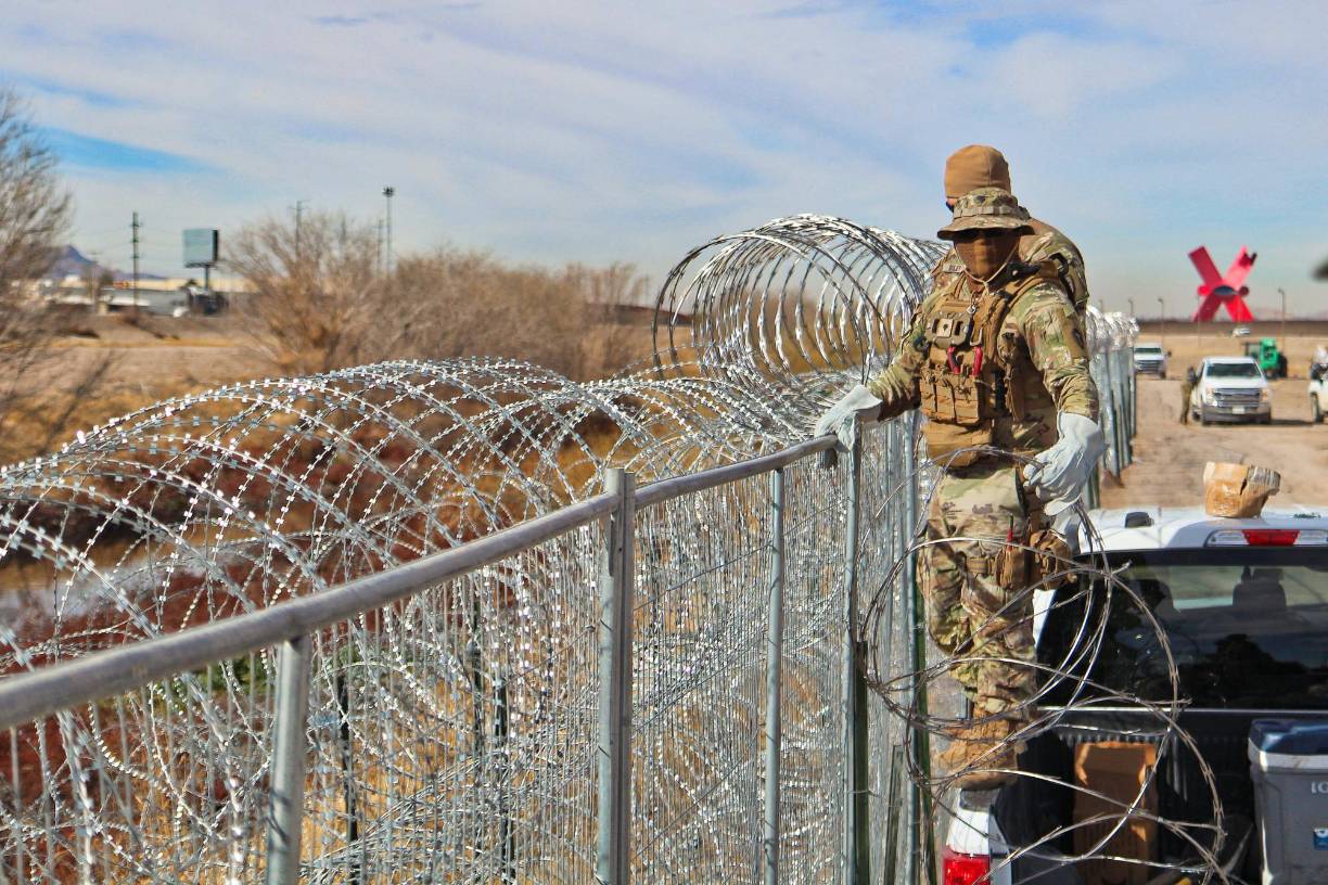 Por su parte, Trump visitará Eagle Pass, donde su aliado, el gobernador de <b>Texas</b> (sur), Greg Abbott, tomo el control de algunos sectores de la <b>frontera</b>, con la colocación de alambrado de púas en la ribera del río Grande y obras para construir una base militar. Washington ha pedido la intervención judicial porque considera que las fronteras son jurisdicción federal.