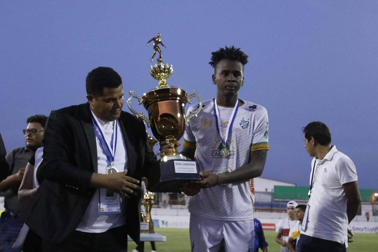 Bryan Johnson pasó a recoger el trofeo de subcampeón del Platense.