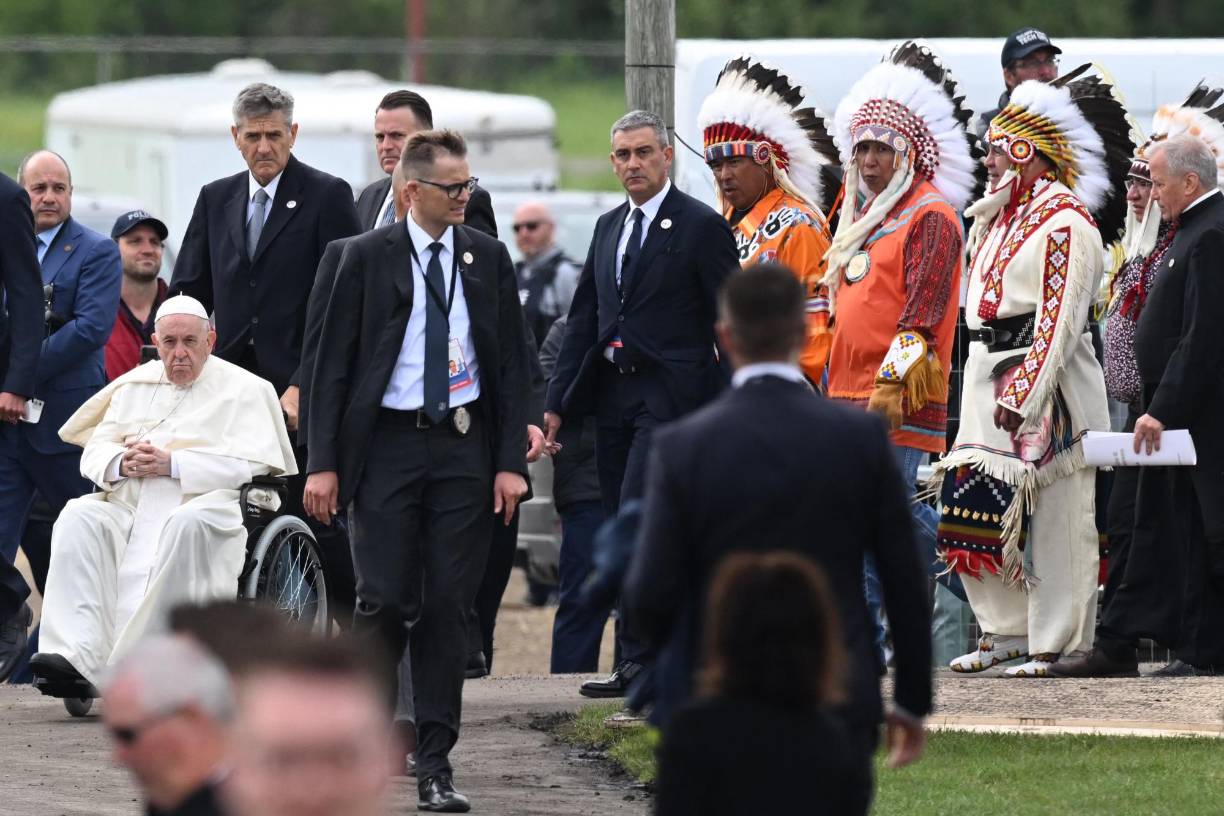 En el centro de este “peregrinaje penitencial” está el doloroso capítulo de las “escuelas residenciales” para niños indígenas, un sistema de asimilación cultural que causó la muerte de al menos 6.000 menores por enfermedad, desnutrición, negligencia o abusos desde finales del siglo XIX hasta la década de 1990, y que creó un trauma a varias generaciones.