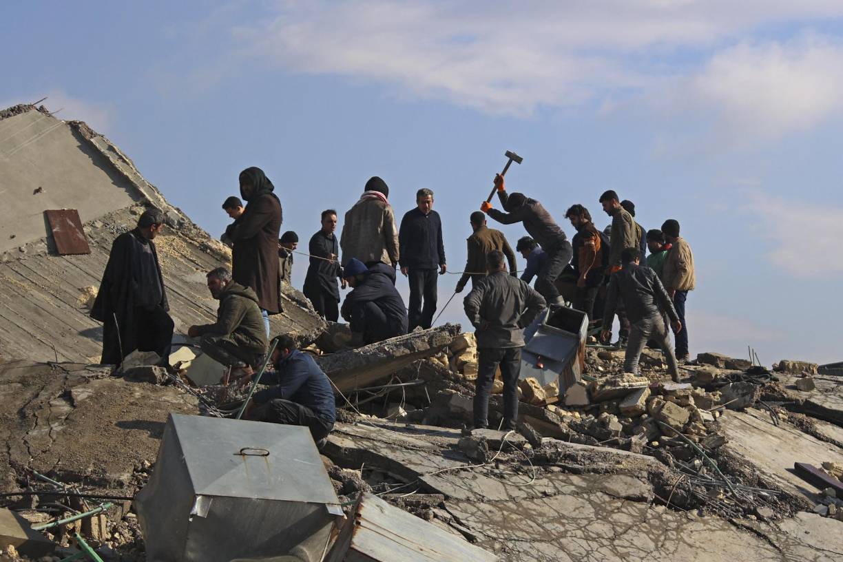 El presidente turco, Recep Erdogan dijo que su gobierno enviaría más de 50.000 trabajadores humanitarios a la zona y destinaría 100.000 millones de liras (5.300 millones de dólares) en ayuda financiera. Su gestión de esta tragedia tendrá mucho peso en las elecciones del 14 de mayo. 