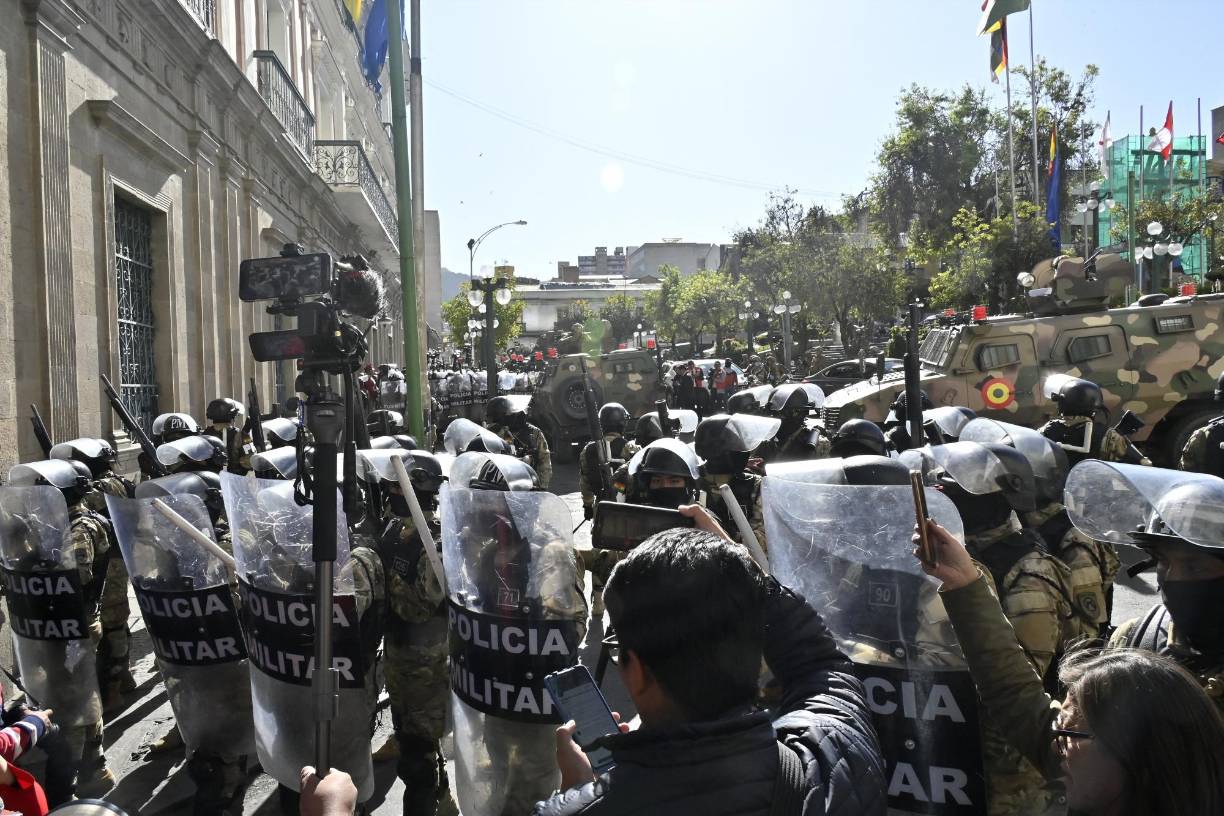  Varios tanques y militares fuertemente armados tomaron la plaza frente a la sede del Ejecutivo boliviano.
