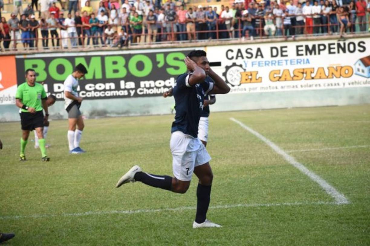 'No los escucho', parece decir Frelys López en la celebración de su gol que dio la victoria al Honduras Progreso ante el Juticalpa.