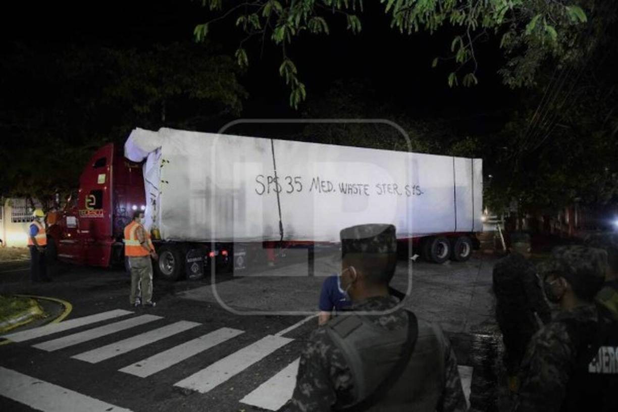 José Coello, portavoz de Fusina, dijo que de los 15 contenedores que salieron, cinco tenían como destino el plantel aledaño al Mario Rivas y diez temporalmente a la 105 Brigada.<br/><br/>“Se finalizó la carga de los contenedores, inicialmente se manejó que eran diez contenedores los que se iban a trasladar; pero se coordinó para que fueran 15. Cinco van directamente al plantel donde se harán los procesos de armado e instalación y los otros diez estarán en la 105 Brigada de Infantería para efectos de traslado”, dijo.