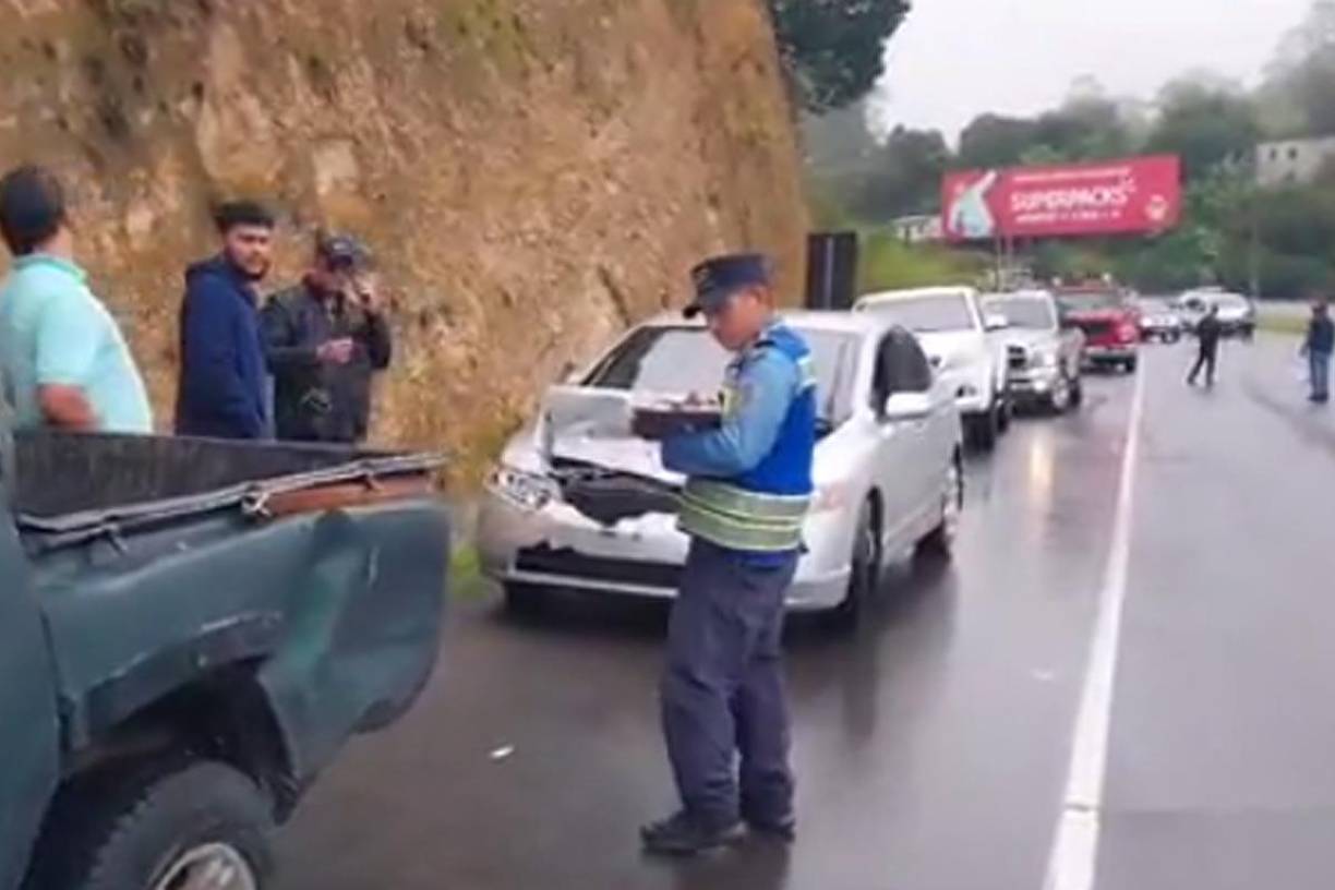 Los agentes de la Policía llegaron a poner las multas a los conductores por no guardar la distancia.