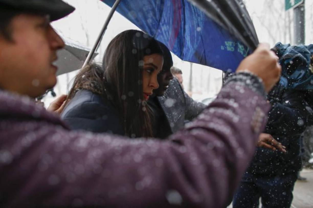 La esposa de 'El Chapo' Guzmán, Emma Coronel, llegó como casi todos los días a la corte federal de Brooklyn, donde se desarrolló el juicio contra el narcotraficante mexicano.