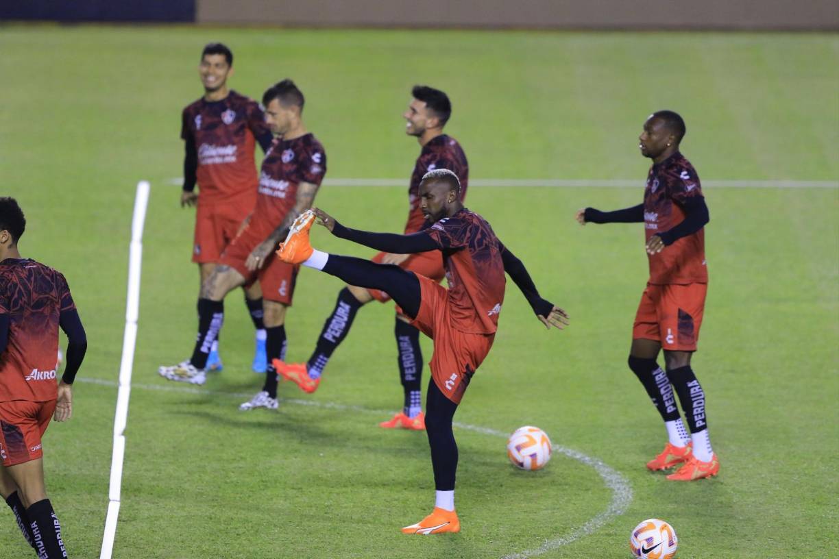 El colombiano Julián Andrés Quiñones es una de las figuras en el ataque del Atlas. El sudamericano lució concentrado.