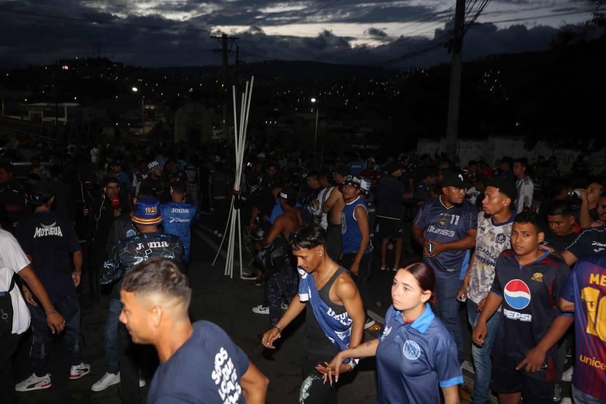 Sin embargo, la Policía logró controlar los disturbios entre los hinchas.