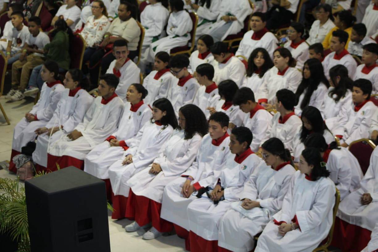 El <b>arzobispo </b>de San Pedro Sula, Miguel Lenihan, dice que los monaguillos son buenos y serviciales. “Hoy nos reunimos y al regreso a su casa díganle a sus padres, gracias, por permitirles participar como acólitos”.