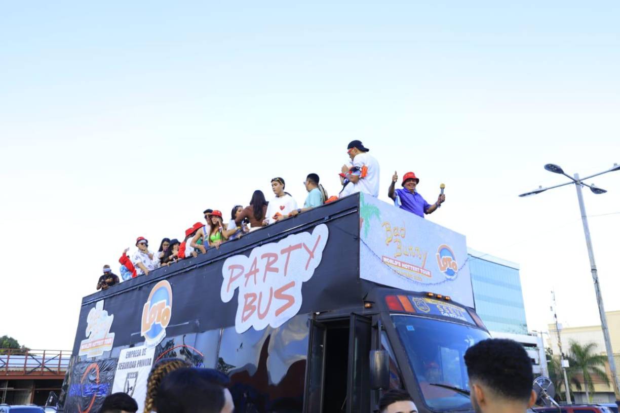 Fans enloquecen con el Party Bus de Bad Bunny