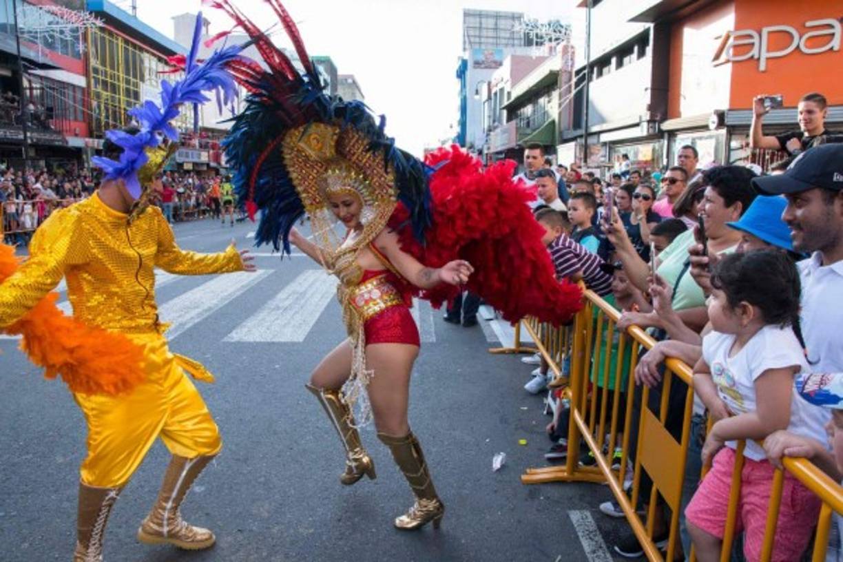 Costa Rica. <br/>Fiesta de fin de año - Decenas de costarricenses observan a una pareja de bailarines durante el tradicional Carnaval de San José.