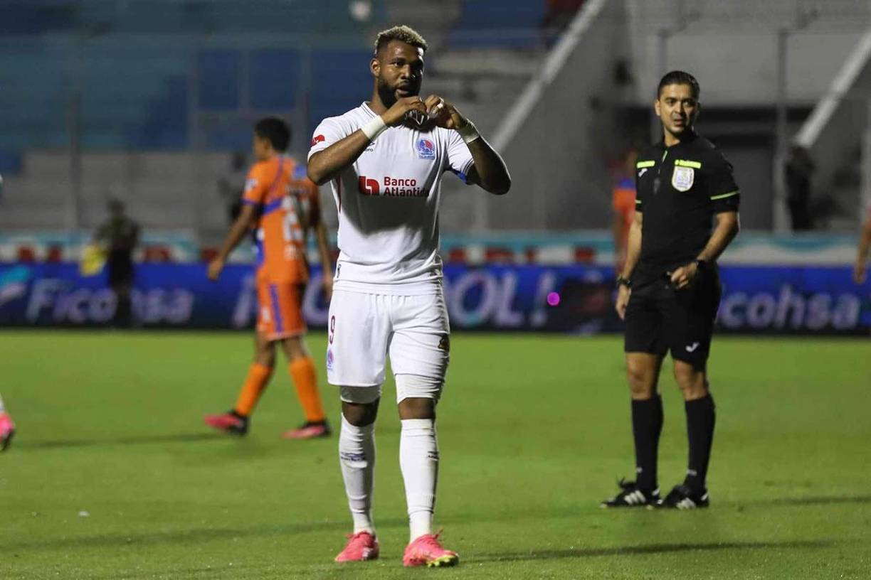 La celebración de Jorge Benguché, también lo dedicó haciendo un corazón con sus manos.