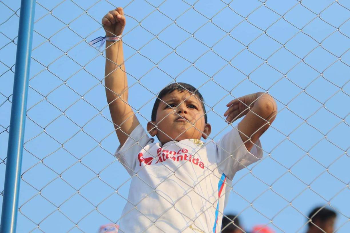 Este pequeño aficionado olimpista también se animó con cánticos para alentar a su amado León.