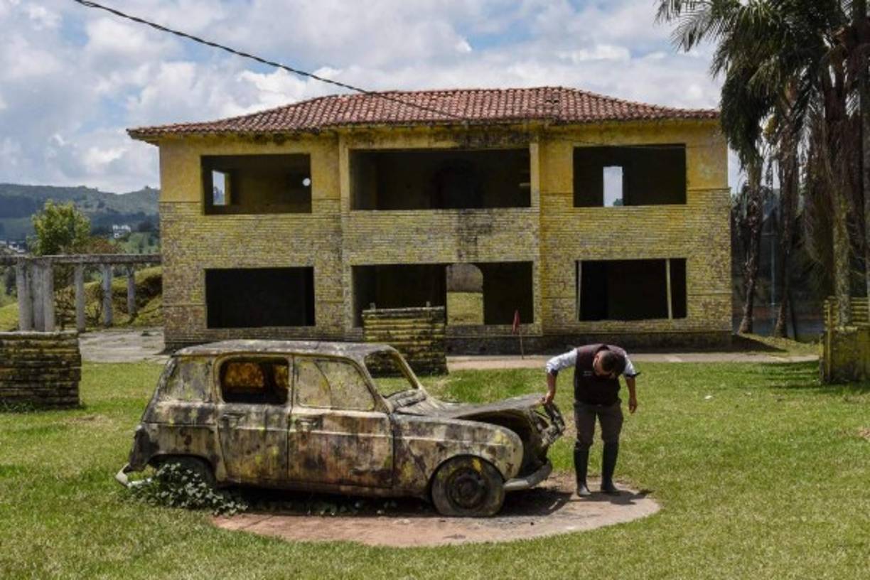 (FILES) In this file photo taken on January 04, 2021, healthcare workers transport a patient from an ambulance to Maimonides Medical Center, a hospital in the New York. - Average US life expectancy fell by 1.5 years in 2020, a sharp decline driven by the Covid-19 pandemic affecting males and communities of color the most, new data showed on July 21, 2021. Life expectancy at birth for the total US population was 77.3 years, down from 78.8 in 2019, and the lowest it has been since 2003, said a report by the US Centers for Disease Control and Prevention. (Photo by Angela Weiss / AFP)