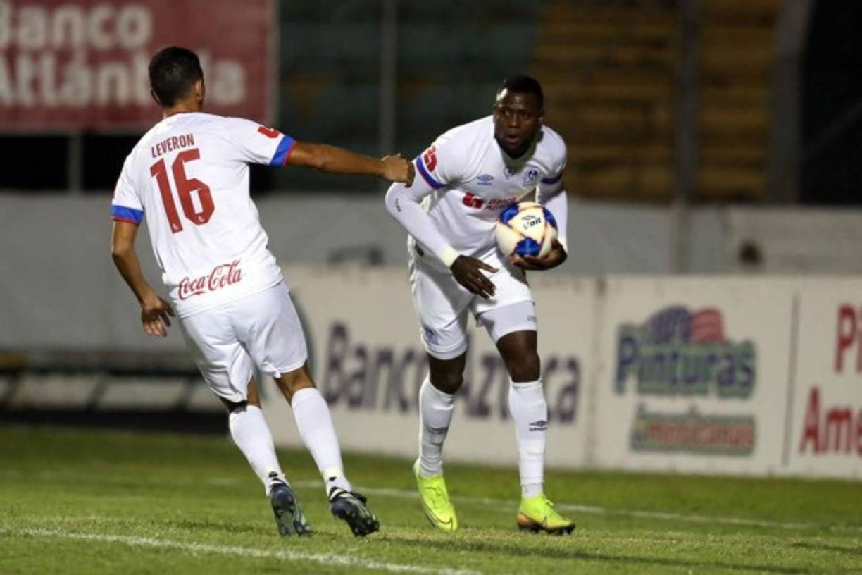 Yustin Arboleda marcó de penal y el primero en felicitarlo fue Johnny Leverón.