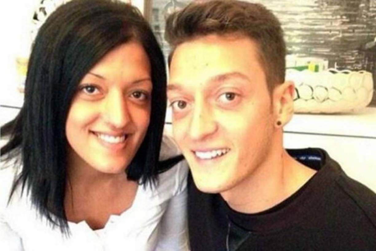 Si algo han buscado siempre los aficionados, es comparar y encontrar varias personas que se parecieran al alemán Mesut Özil, pero se complicaron tanto que no sabían que la propia hermana del actual jugador del Arsenal era idéntica a él.