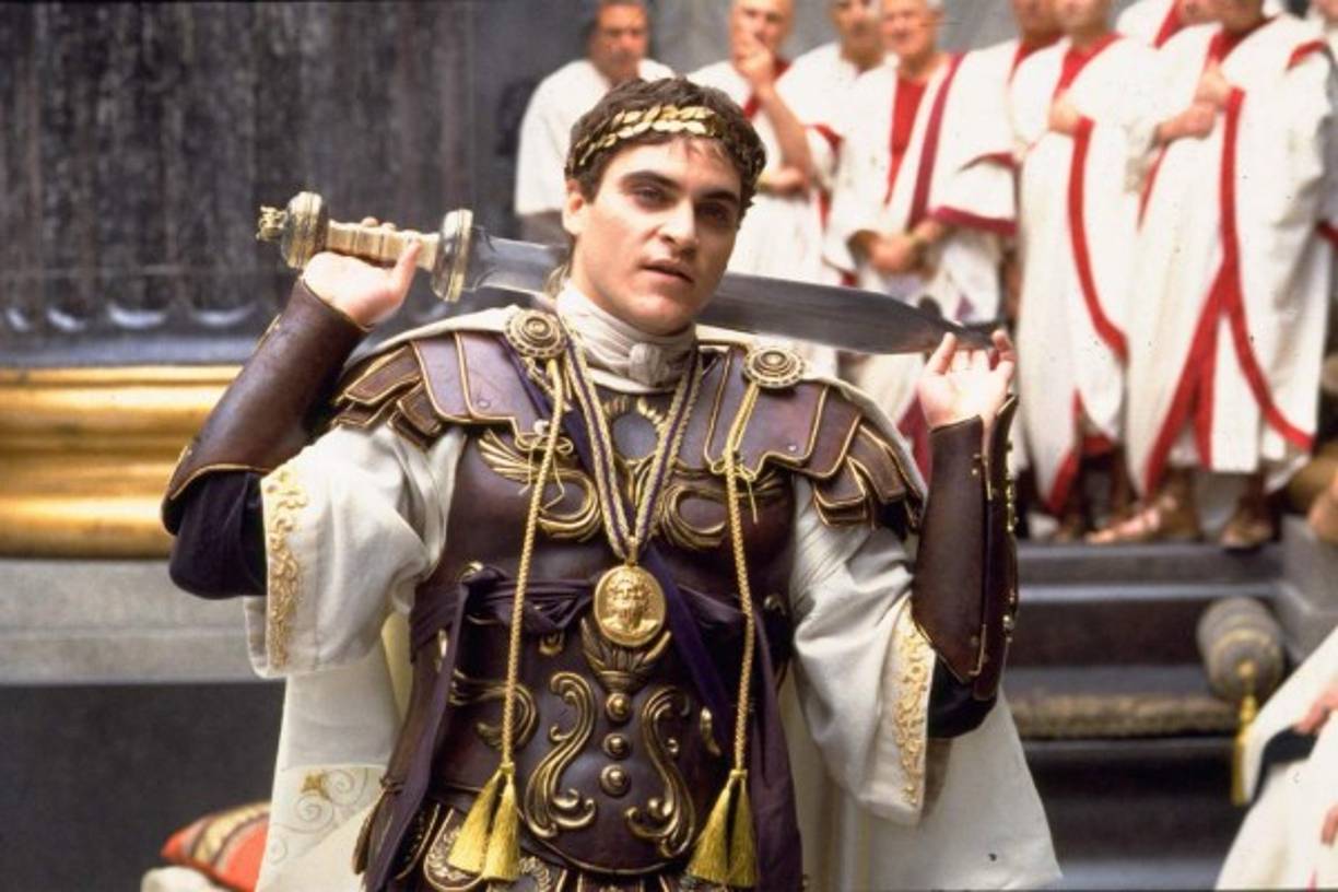 En 2001 recibe su primera nominación a los premios Óscar como mejor actor de reparto gracias a su magnífica interpretación del malvado emperador Commodus en 'Gladiator'. <br/><br/>Después de esto, Phoenix protagonizó otros éxitos como <br/>'Buffalo soldiers', 'The Yards', 'Signs', 'Hotel Rwanda', 'Brother Bear', 'The Village', 'Ladder 49', entre otros.