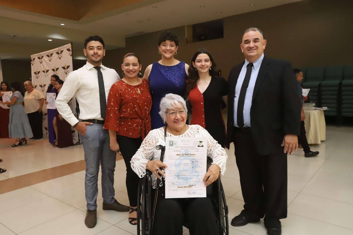 Gadala Kattán, Lisbeth Sandoval, Allison Kattán, Rosa Leiva, Elizabeth Leiva y Jorge Kattán