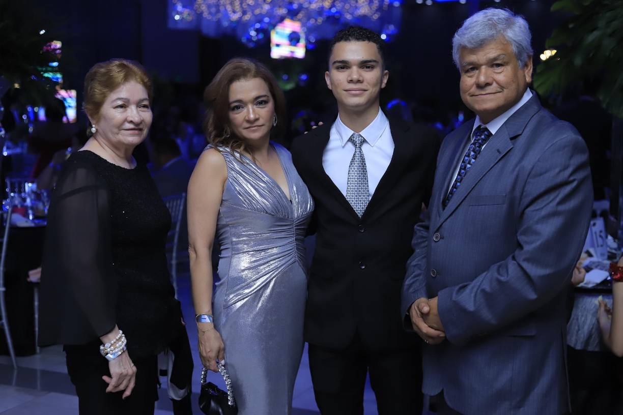 Suyapa de Martínez, Karla Martínez, Roberto Carranza y Carlos Martínez