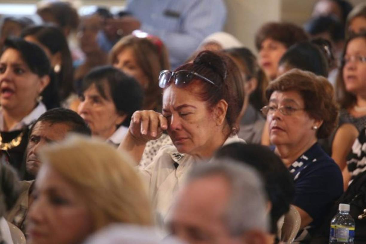 El lunes a las 3:00 de la tarde inició el funeral y aglutinó a muchos capitalinos que llegaron para despedirse del querido sacerdote.