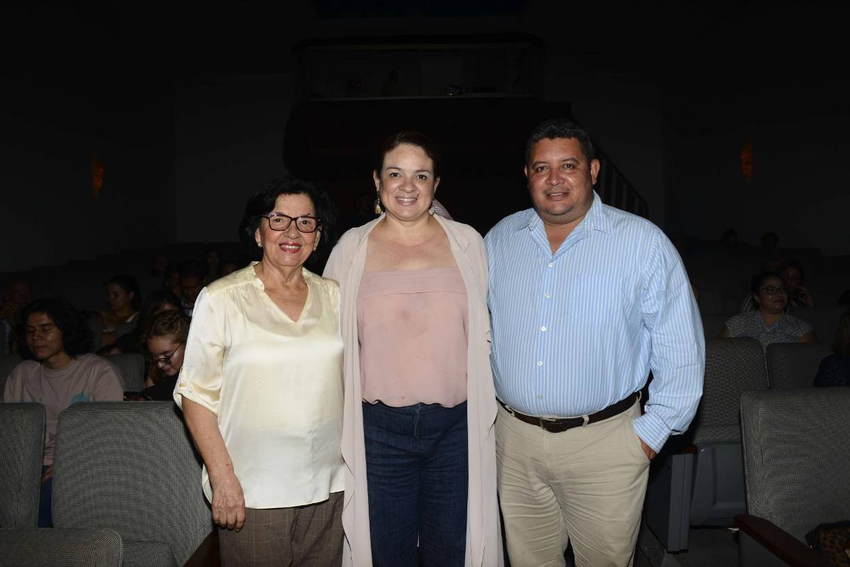 Gloria de Rosa, Carolina Rosa y Carlos Huezo