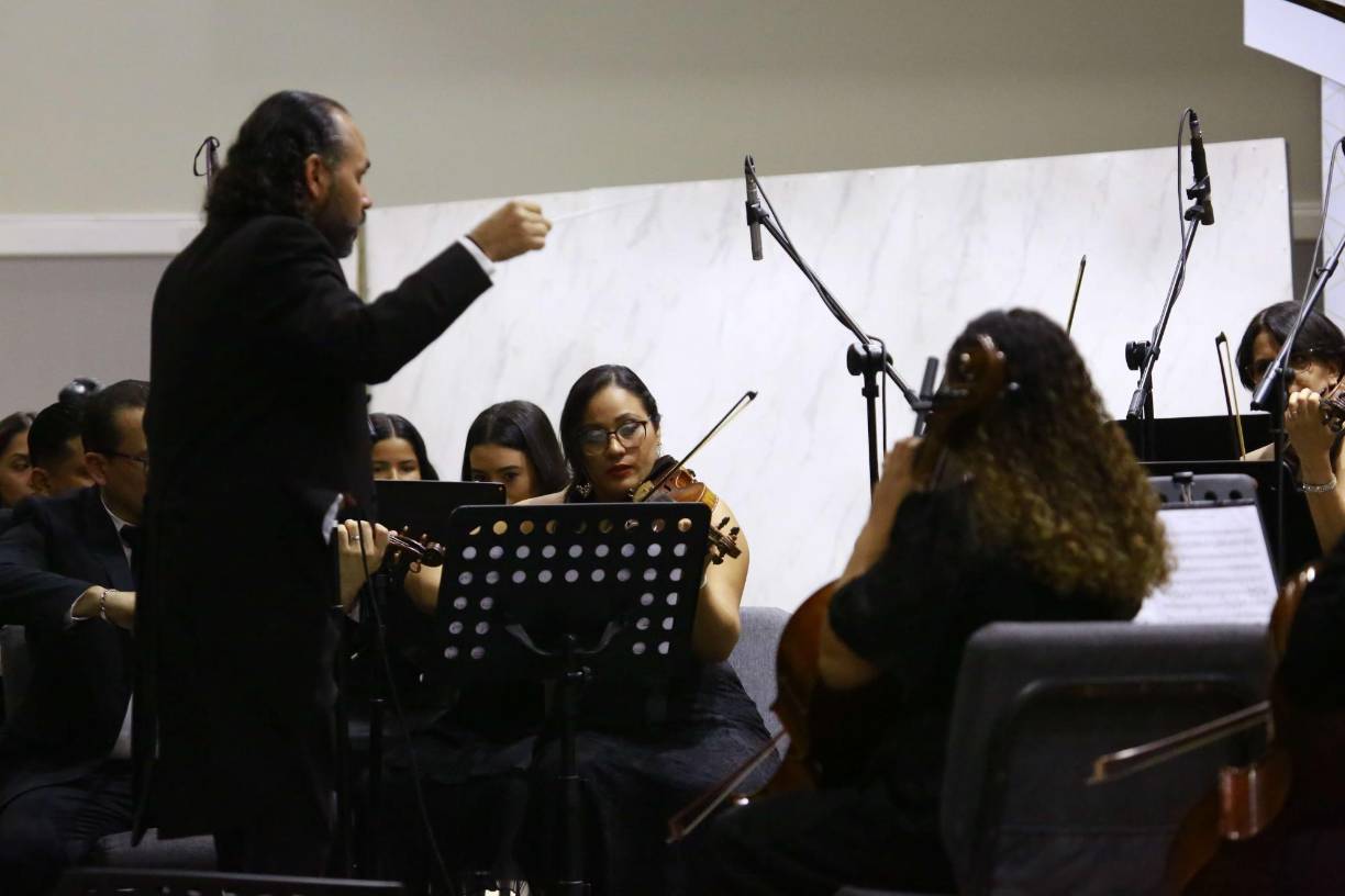 Entre las piezas musicales presentadas figuraron: Overtura de Rossinni “El barbero de Sevilla”, el “Concierto en sol menor para violín y orquesta” de Max Bruch; también la “Sinfonía #1” de Beethoven y el “Danubio azul” de Johann Strauss.