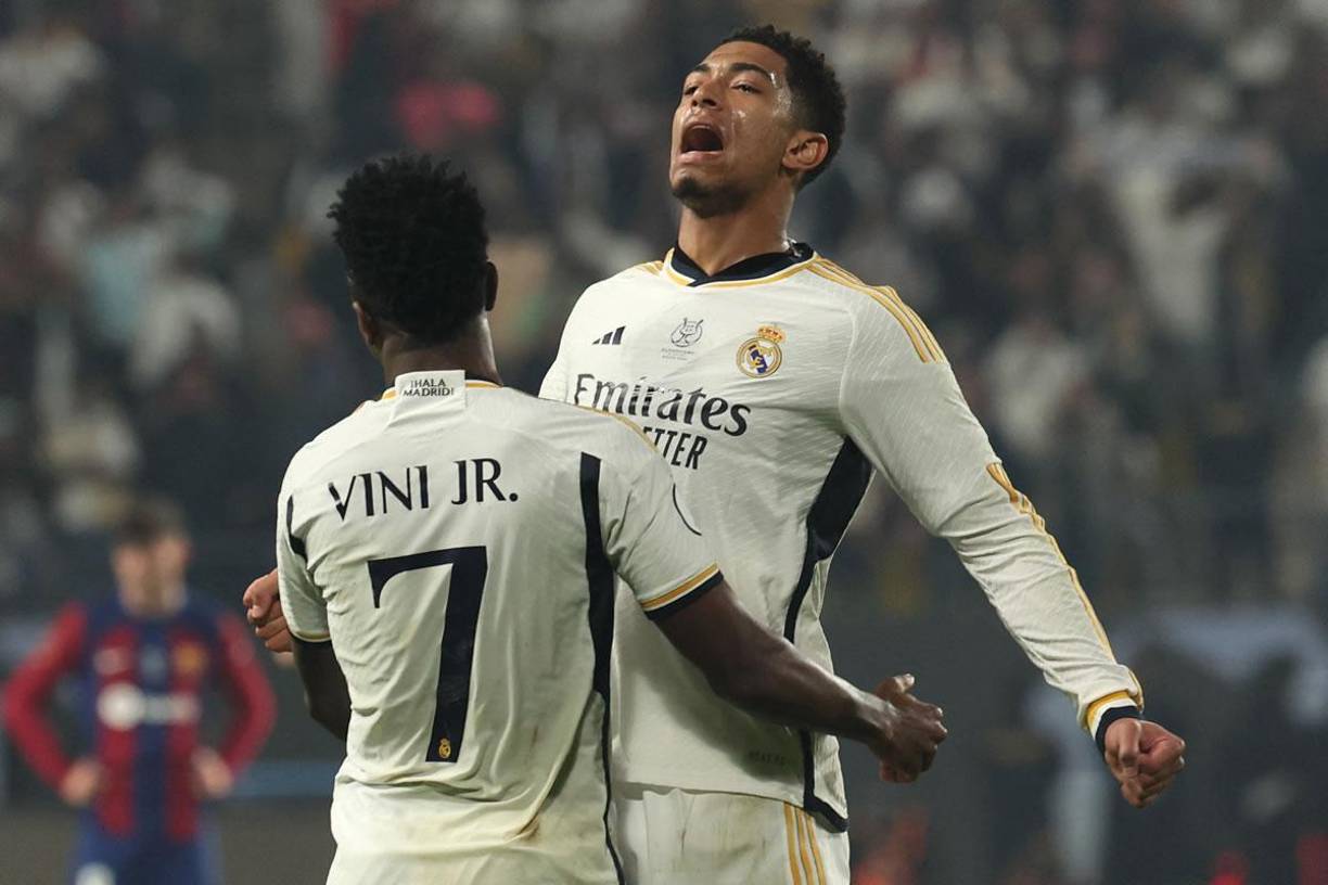 Vinicius festejando con Jude Bellingham, quien le dio la asistencia para el 1-0 del Real Madrid.