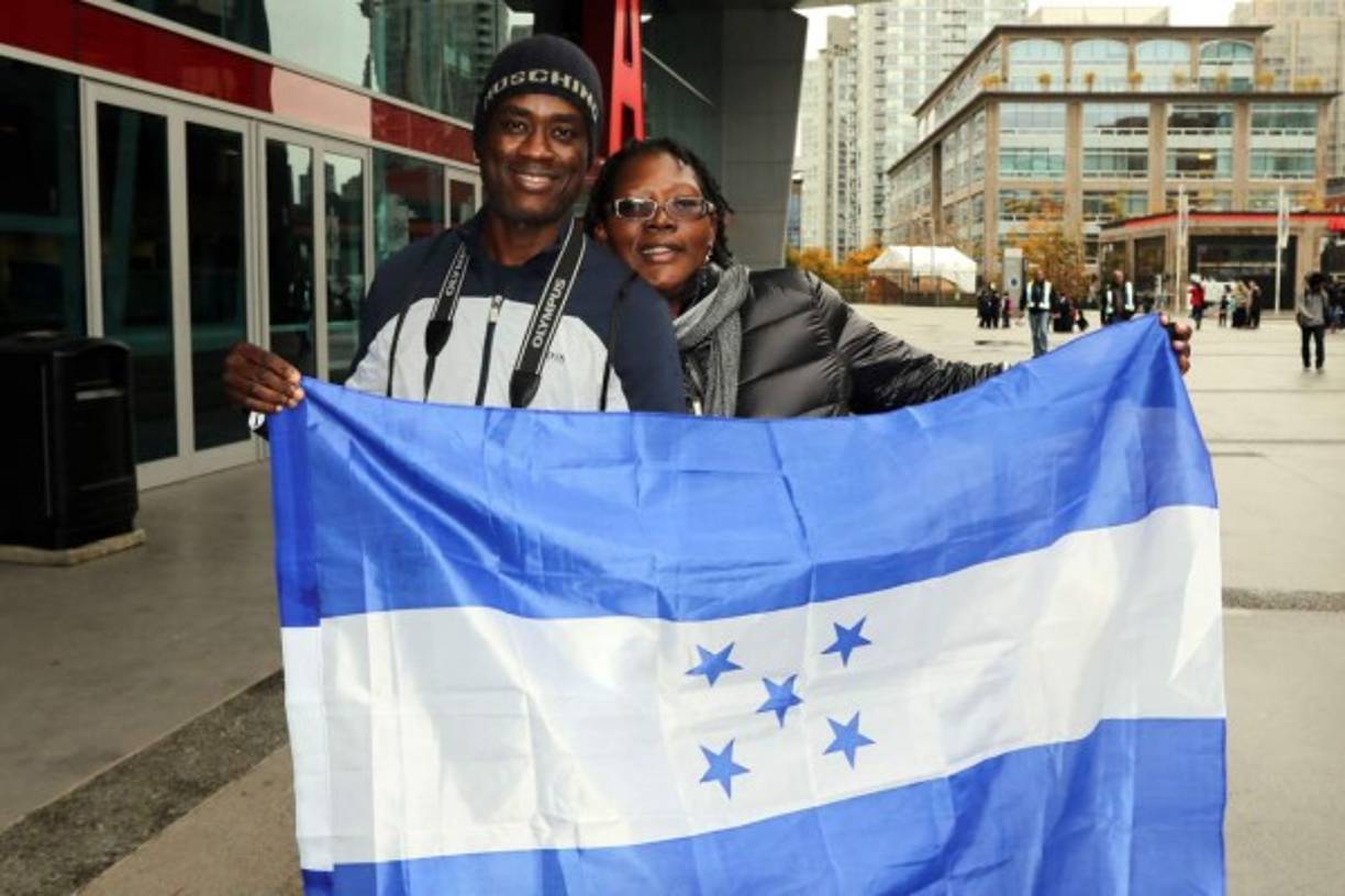Aficionados hondureños ya han empezado a llegar al estadio BC Place de Vancouver. Foto Ronald Aceituno