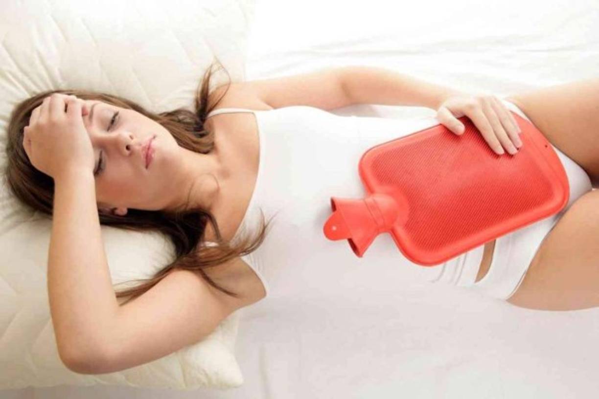 La aplicación de calor en la zona del vientre es buena para relajarse y aliviar el dolor menstrual. Tome un baño de agua caliente o utilice una almohadilla térmica o bolsa de agua caliente y colócala justo sobre la zona dolorida. Descanse unos minutos, notará cómo se reducen las molestias y se siente mejor.<br/>