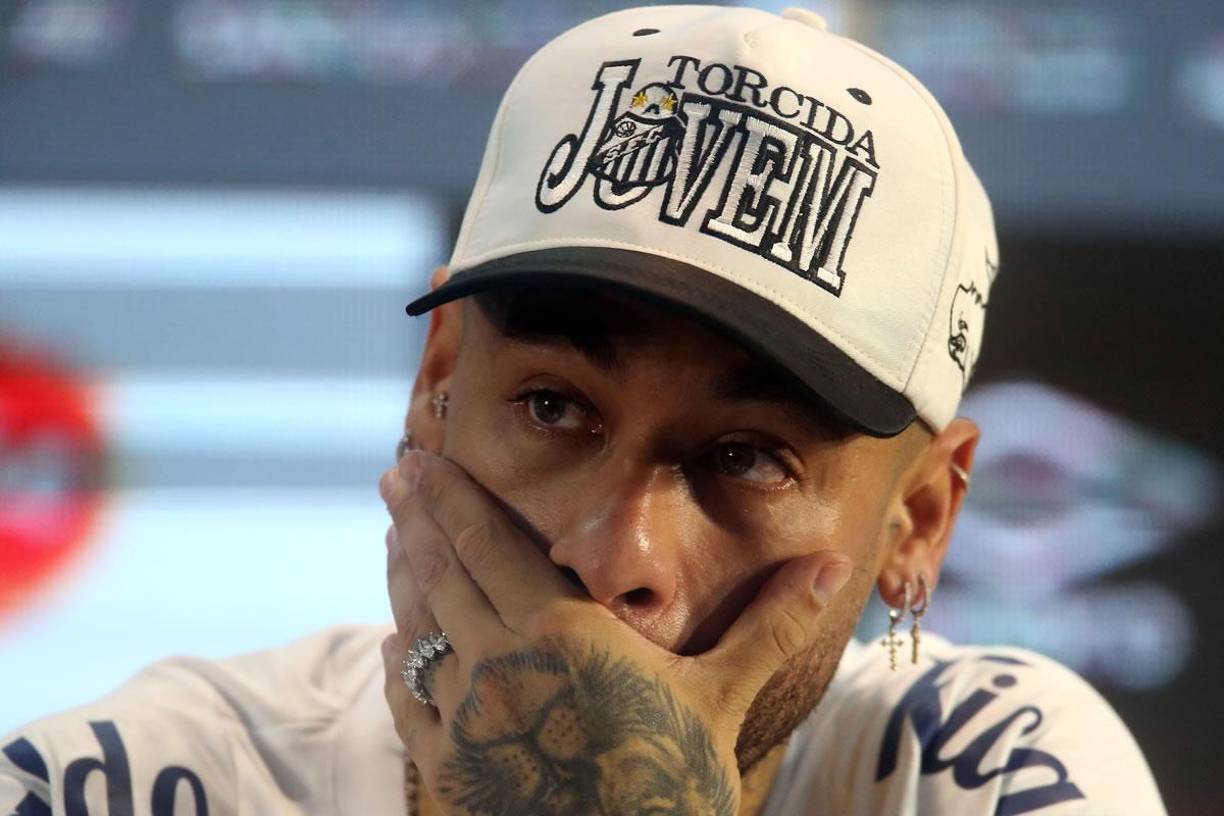 “Apareció la oportunidad de poder volver y no me lo pensé dos veces. Desde el primer día decidí que quería volver, se lo comuniqué a mi padre y funcionó”, dijo el exjugador de Barcelona y París Saint-Germain en su primera rueda de prensa tras regresar al Santos, en el estadio Vila Belmiro.