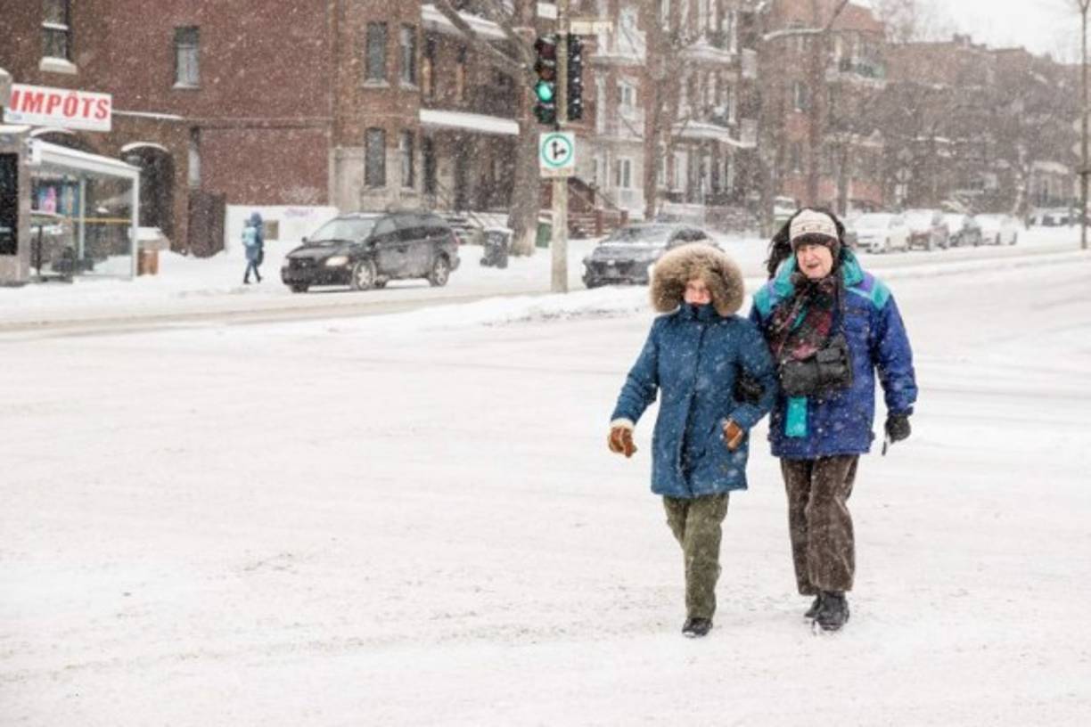 El norte de Estados Unidos y algunas regiones de Canadá están siendo azotadas por una peligrosa ola polar que obligó a declarar la emergencia en algunos estados y provocó el cierre de escuelas, oficinas del gobierno y negocios.