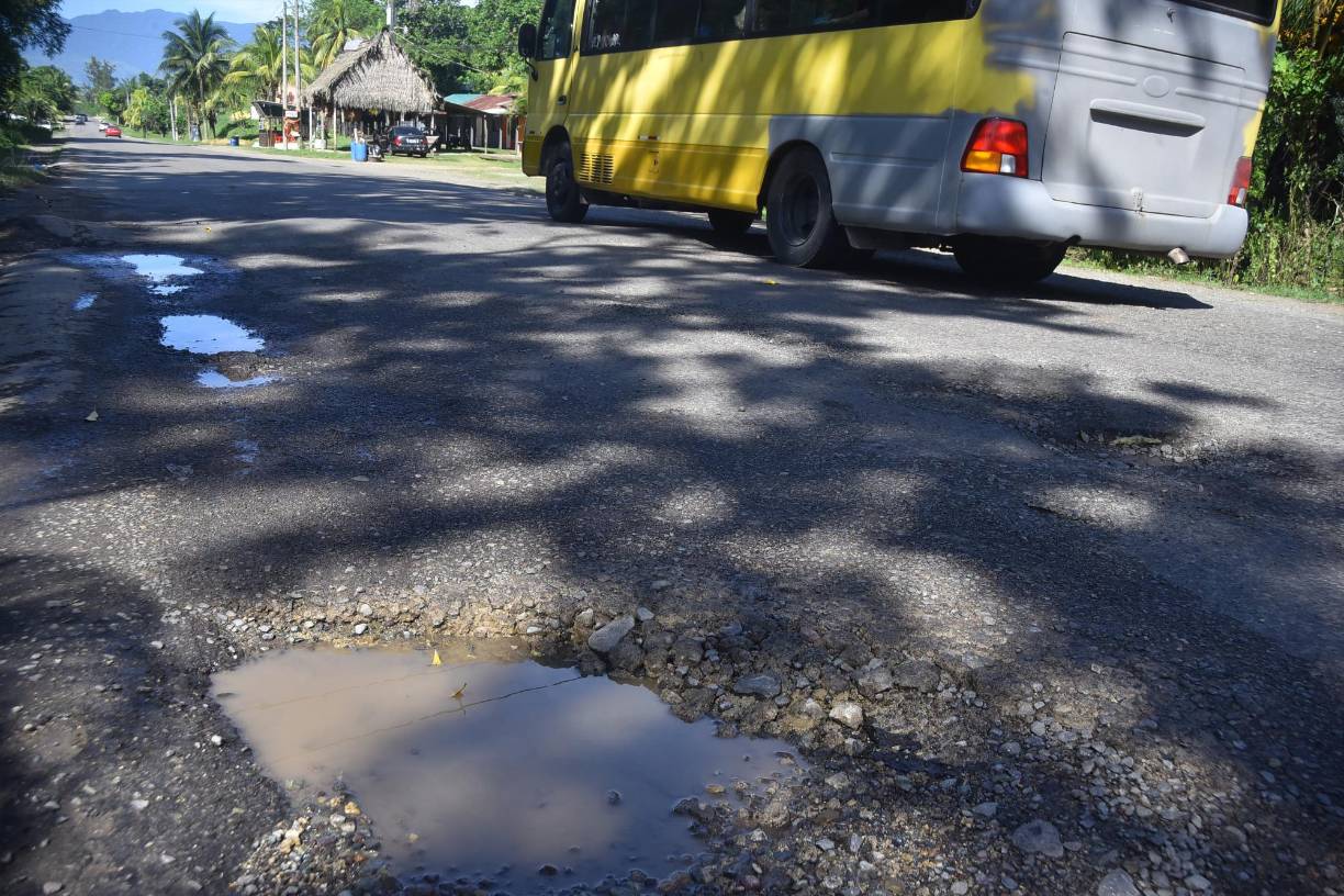 Los conductores dañan sus carros ya que constantemente caen en los baches. 