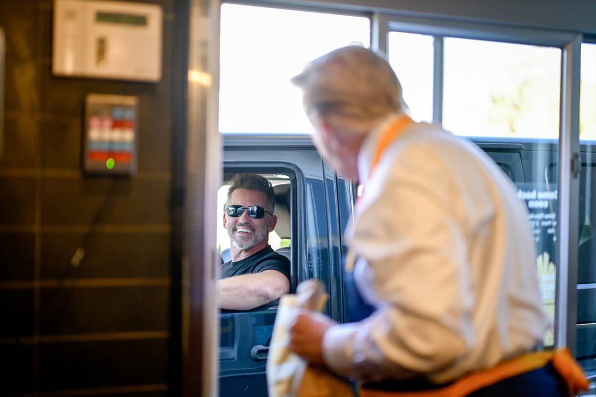 El exmandatario también sorprendió a decenas de simpatizantes al entregarles sus pedidos en el drive-thru.
