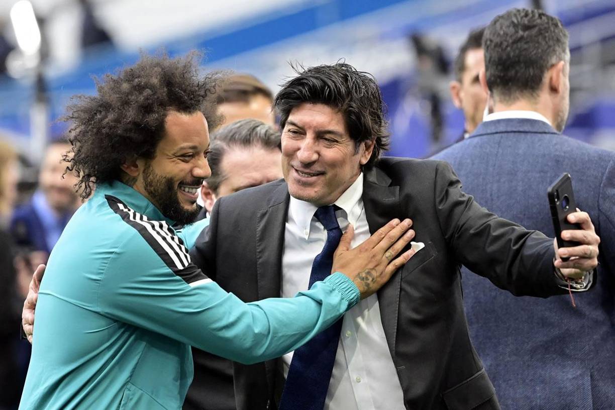 Marcelo sonríe con Iván Zamorano, exjugador del Real Madrid, quien le pidió una fotografía.