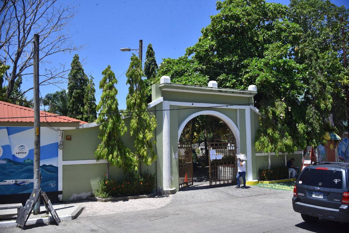 El cementerio de barrio Mejía construido en el año 1897 es manejado por un comité que ha trabajado para embellecerlo con murales. 