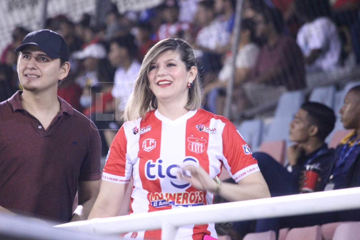 ¿Quién es ella? Una aficionada identificada con la camiseta del Vida robó suspiros en el clásico ceibeño.