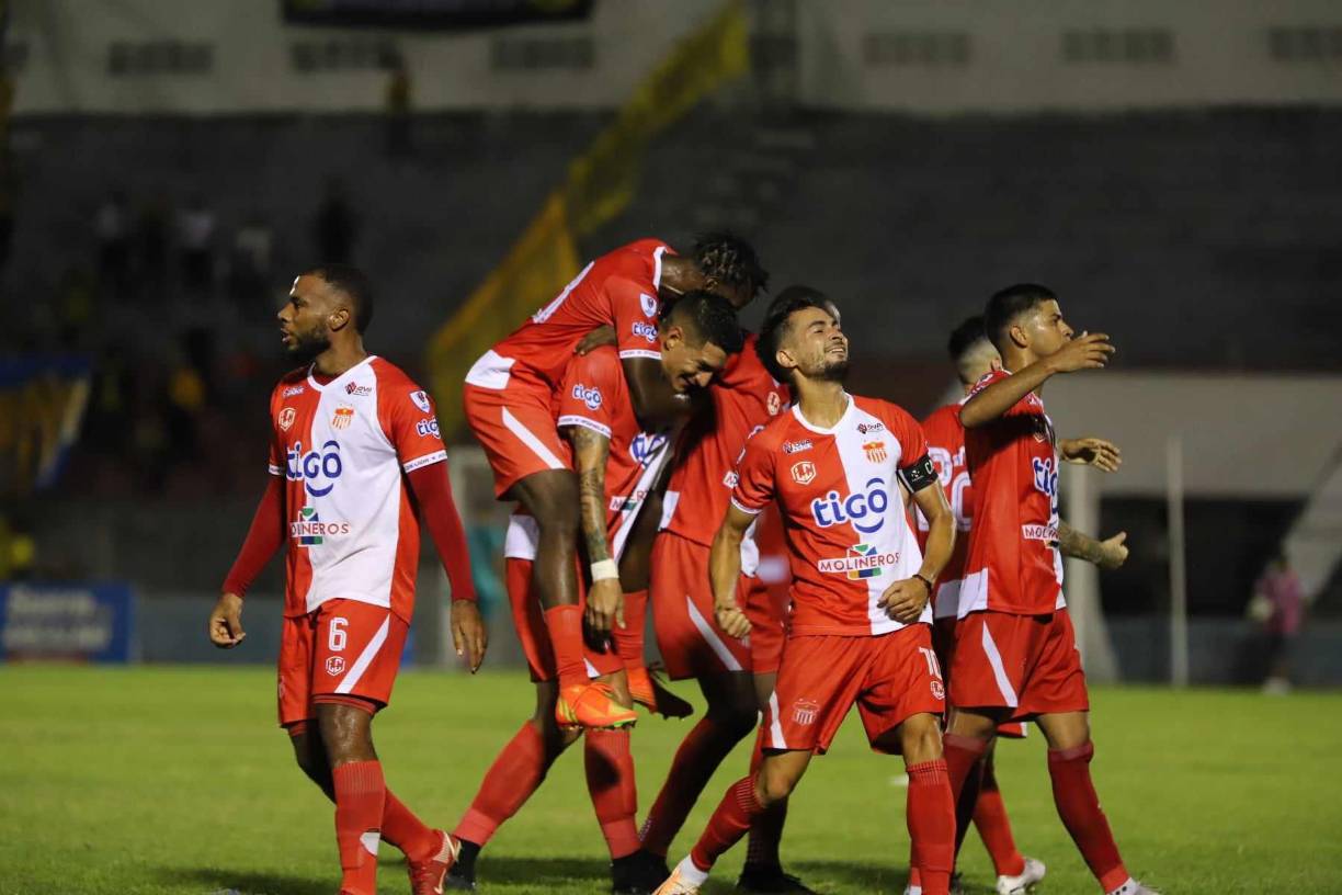 Llegando a la hora de partido, se abrió la lata. El autor fue el mejor hombre de la cancha, Marcelo Canales, quien con un zurdazo infernal la mandó a colgar en el ángulo superior del arco del Real España.