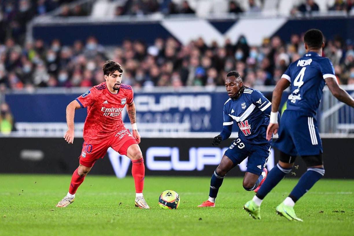 Alberth Elis va a la disputa del balón con Lucas Paquetá.