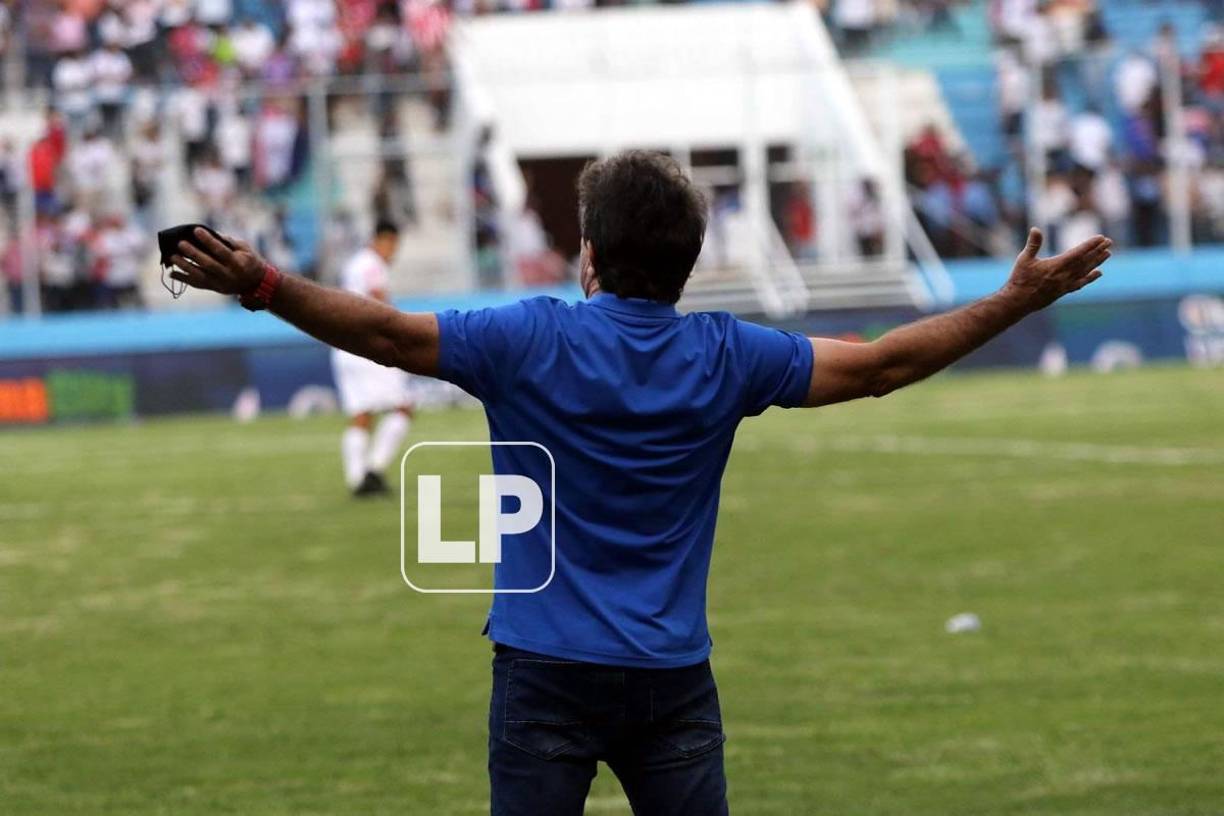 Héctor Vargas reclamando una decisión del árbitro.