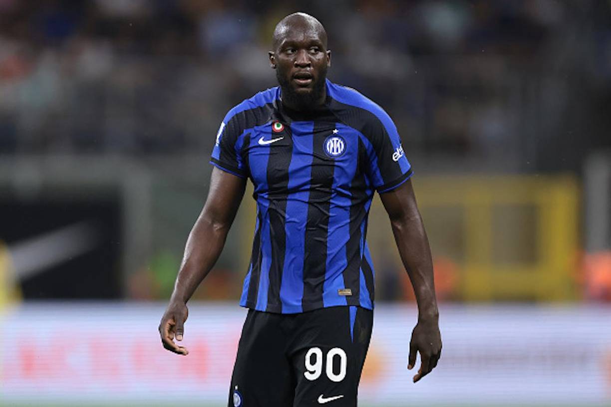 Según el periodista italiano Gianluca Di Marzio, la oferta del Inter de 25 millones de euros por Romelu Lukaku fue rechazada por el Chelsea al considerarla como insuficiente. Los ingleses esperan sacar más dinero por su delantero belga.