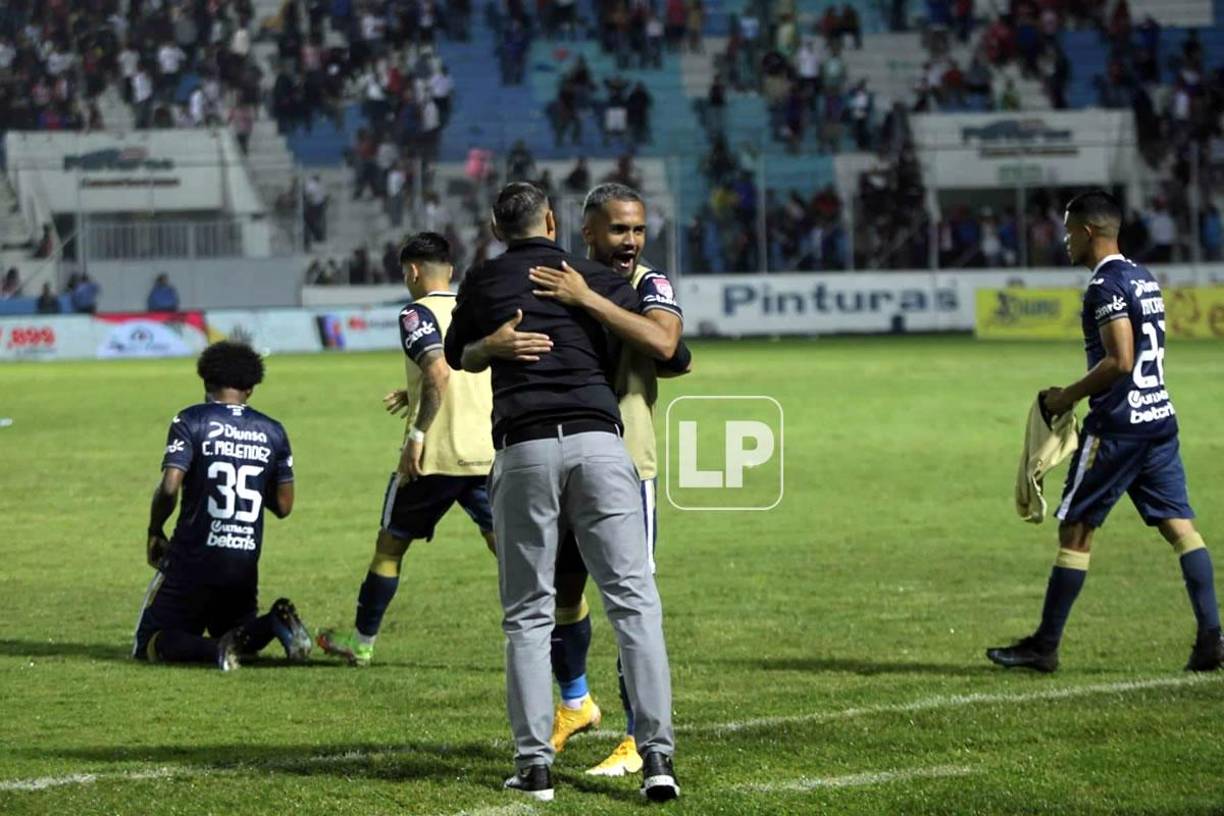 ‘La Tota‘ Medina celebró con sus jugadores al final del partido.