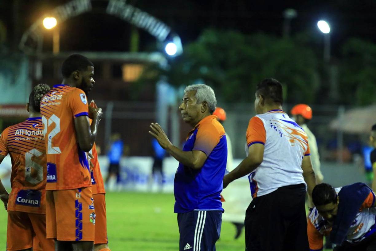 Héctor Castellón platicando con su jugador Harrison Robel Bernárdez.
