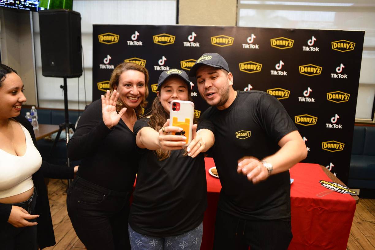 Y es que los colombianos participaron en un “meet and greet” en el restaurante Denny´s, de Jardines del Valle, y ahí se tomaron fotos con varios fans. 