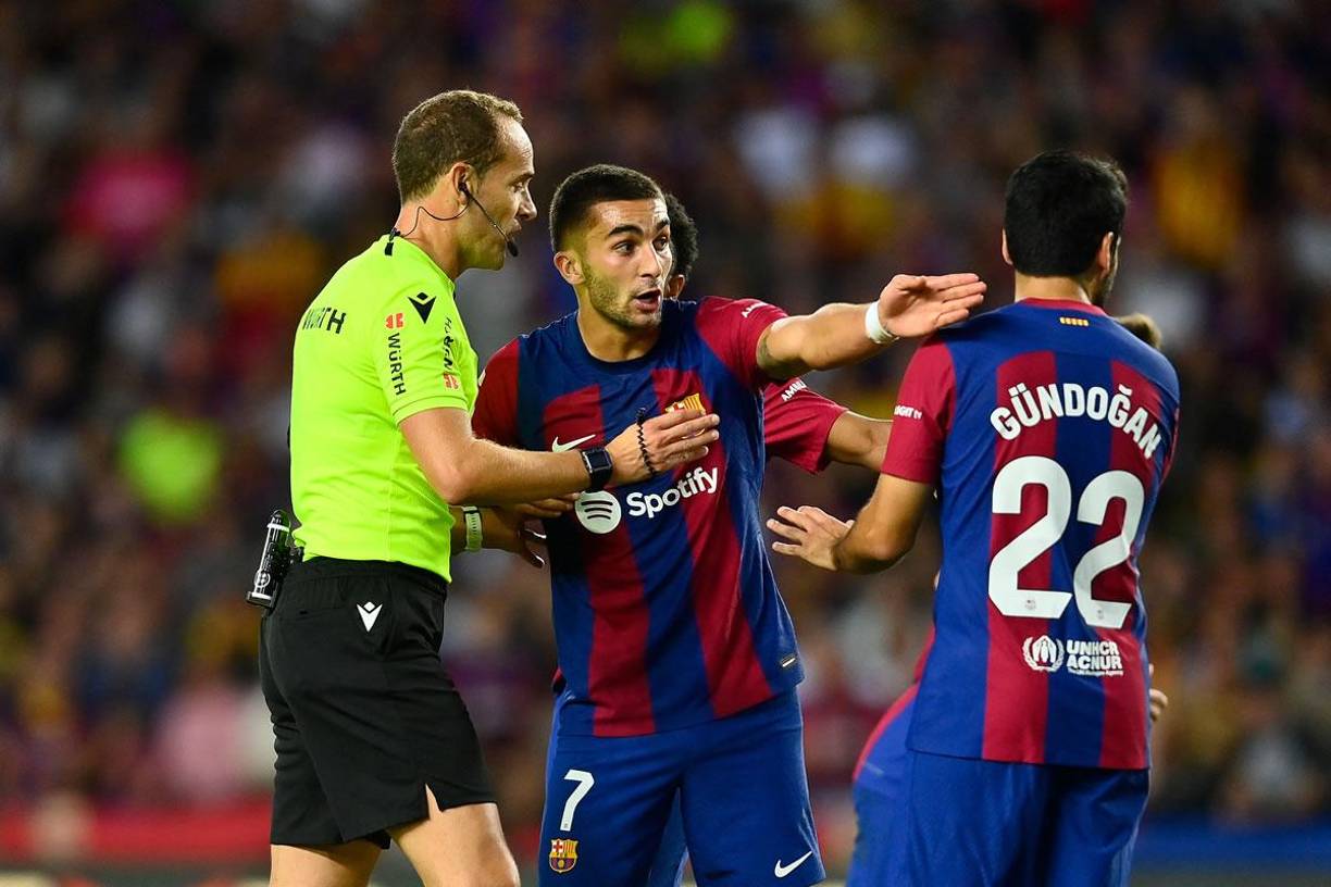 Ferran Torres le reclama al árbitro tras una oportunidad que falló en el área del Celta. Pedía penal.