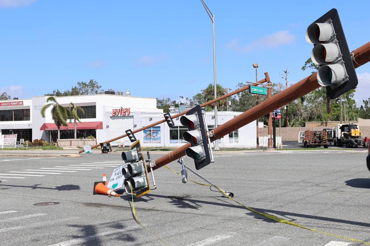 “Cuando hay un tornado ‘normal’ por acá, que casi nunca pasa, uno se mete en alguna parte y ya. Estos levantaron autos y contenedores industriales de basura. Eran tubos negros de la muerte”, dijo a EFE Luis Pérez, un trabajador de la construcción que vio uno desde el balcón de su casa. EFE