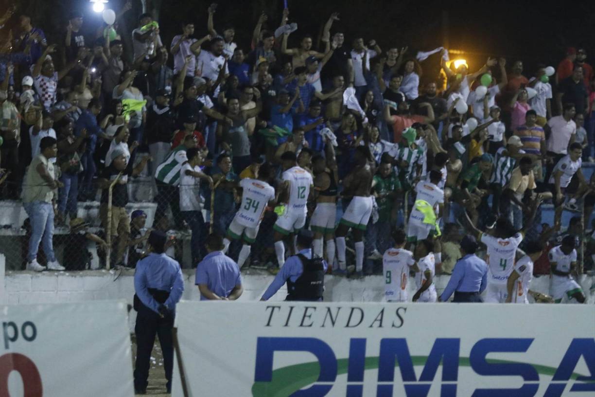 Asimismo, los futbolistas festejaron con el público que estuvo presente en el Estadio Roberto Martínez Ávila.