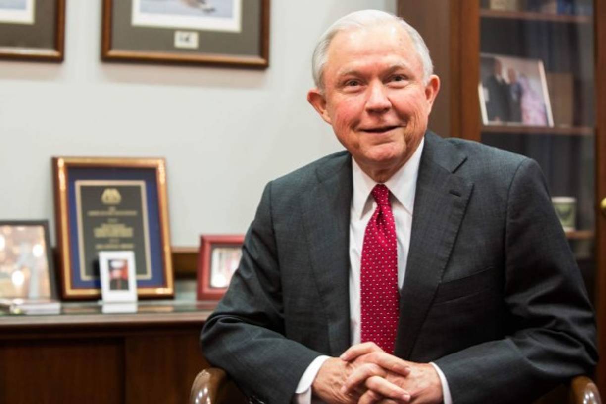 Fiscal General: Jeff Sessions, 69 años.<br/>Fue uno de los primeros en apoyar a Trump durante su campaña. Este senador anti-inmigrante de Alabama ha recibido críticas por comentarios racistas, lo que le valió que se le negara una magistratura.