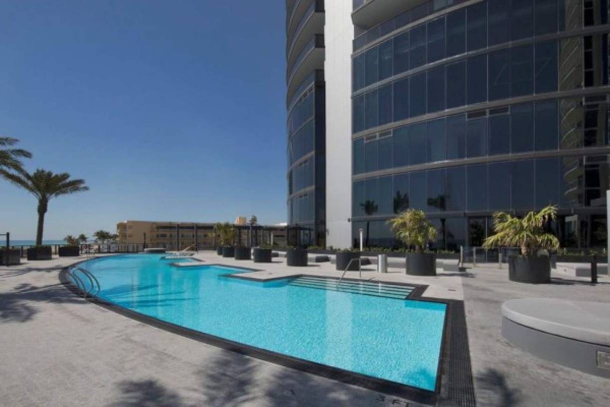 La Porsche Design Tower destaca por su privacidad y por unas preciosas vistas al mar. El piso en cuestión cuenta con tres habitaciones y cuatro baños. Tiene un total de 3,555 pies cuadrados (1084 m2).