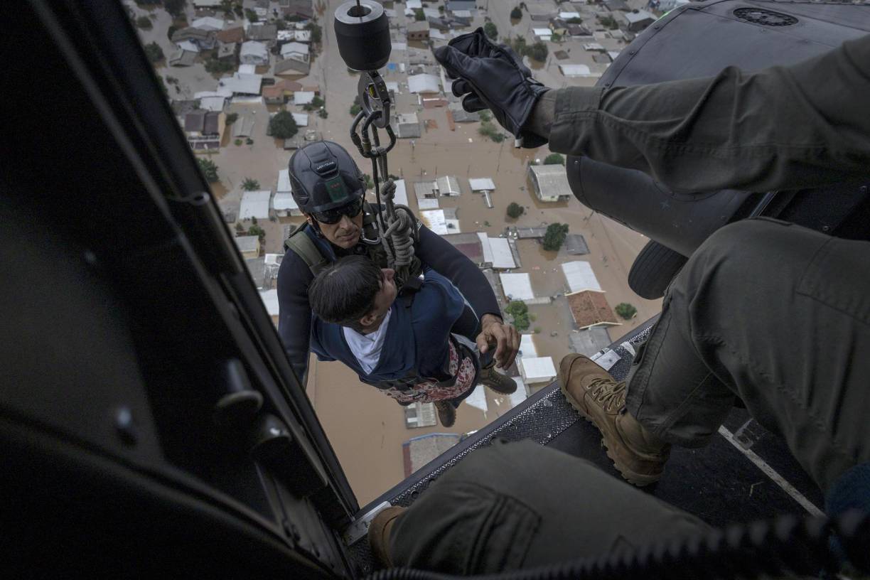 Los equipos de rescate, con el apoyo de las Fuerzas Armadas, aún trabajan en la zona para hallar a más víctimas y salvar a los supervivientes incomunicados, muchos de los cuales solo tuvieron tiempo para escalar al tejado de sus casas. 