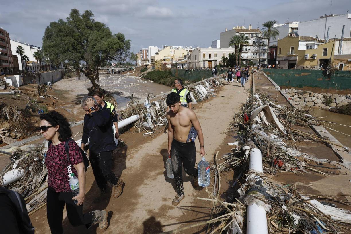 Las inundaciones provocadas por la DANA habían obligado a Lourdes y a su esposo, Antonio Tarazona, de 59 años, a abandonar su vehículo al complicarse la situación.