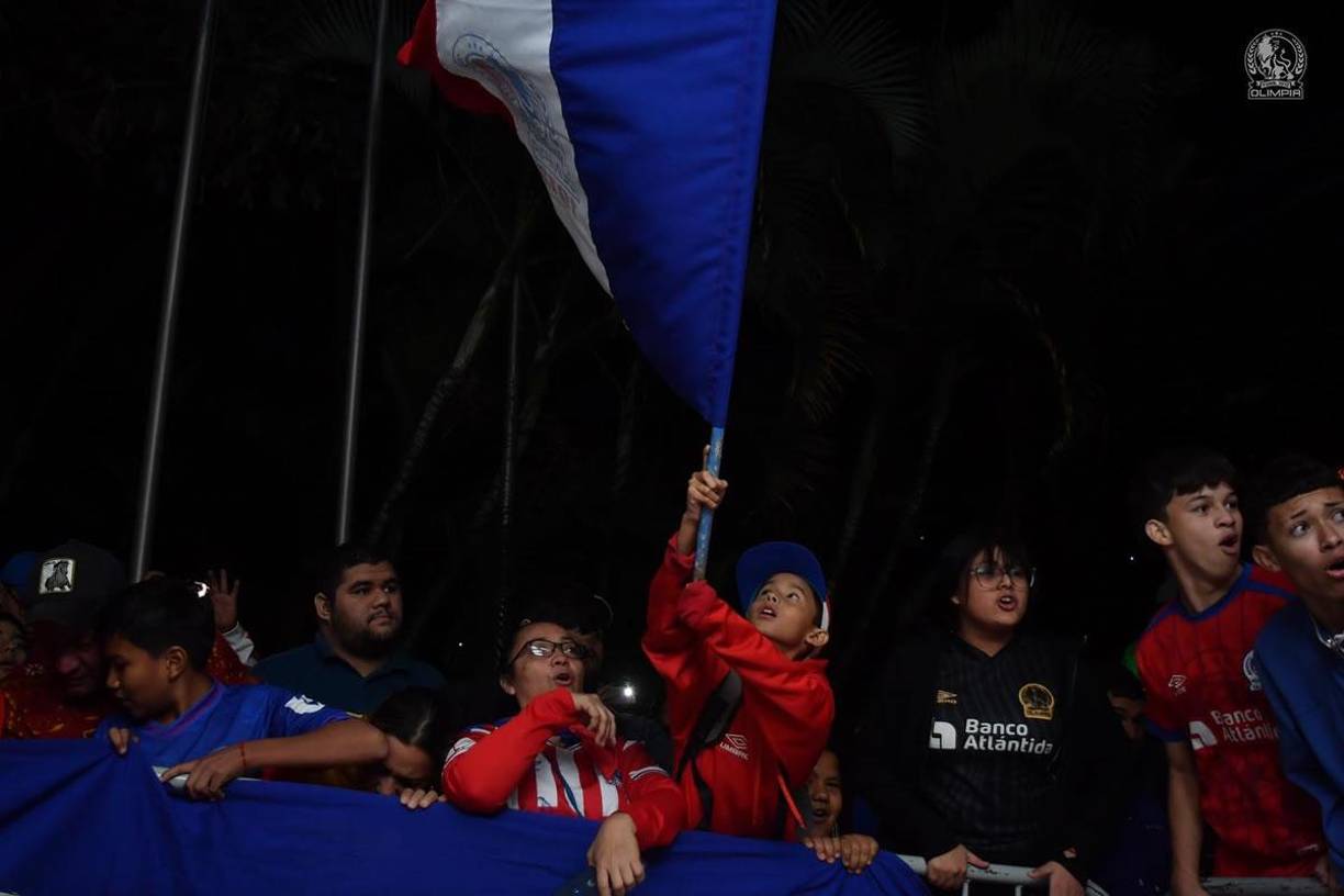 La bandera del Olimpia no faltó en el banderazo blanco que tenía como finalidad impulsar a los jugadores melenudos de cara a la final de este jueves.